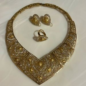 Lot x3 jewelry set Gold tone necklace with stone and heart detail ring & earring